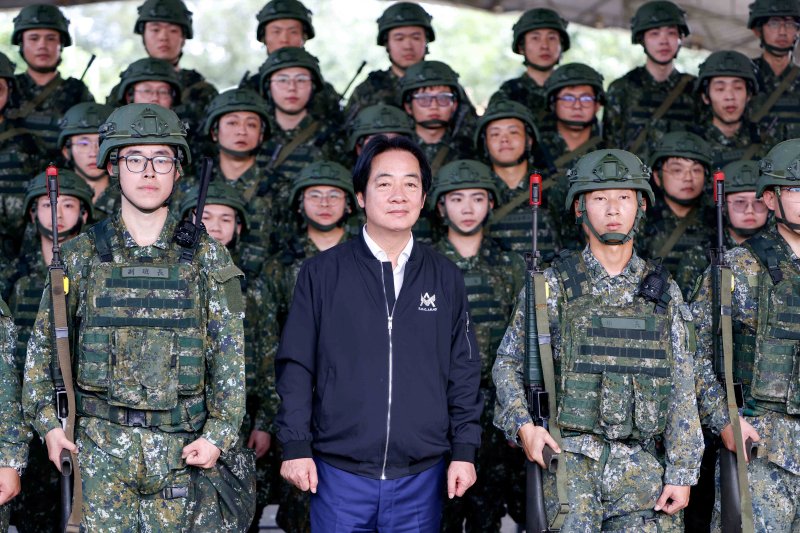 미국과 중국 간 전략경쟁 격화 속에서 중국과 일본도 최근 첨예하게 대립하고 있다. 대만 문제를 놓고 우발적 군사 충돌 가능성까지 제기되면서 역내 긴장은 고조되고 있다. 라이칭더 대만 총통(앞줄 가운데)이 지난 2일 대만 이란현 예비군 훈련장을 찾아 예비군들과 함께 단체사진을 촬영하고 있다. AFP연합뉴스