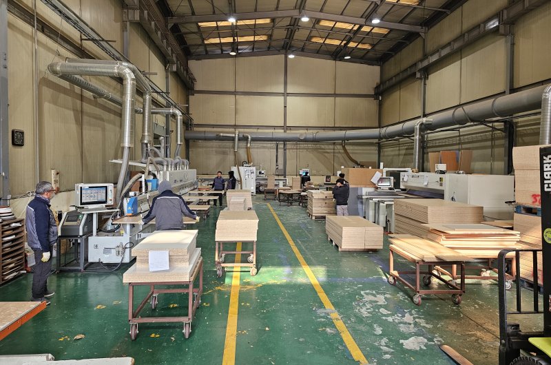 부산 사무가구 제조업 최초로 '장애인표준사업장' 인증을 획득한 월드퍼니처의 강서구 송정동 본사 공장 현장. 사진=변옥환 기자