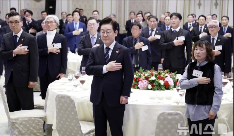 박정만(맨 왼쪽) 명장, 지난 5일 대통령 산업역군 초청 오찬 참석.(사진=뉴시스 제공) *재판매 및 DB 금지