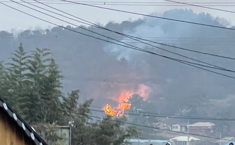 [부여=뉴시스] 7일 오후 5시22분께 충남 부여군 임천면에서 발생한 산불로 연기와 불길이 번지고 있는 모습. (사진=산림청 제공) 2025.12.07. photo@newsis.com *재판매 및 DB 금지