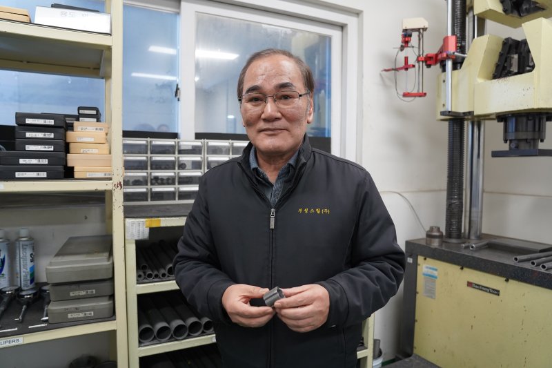 이철균 부성스틸 대표가 경기 안산시 반월시화공단 공장에서 주요 제품의 생산공정을 소개하고 있다. 사진=박문수 기자