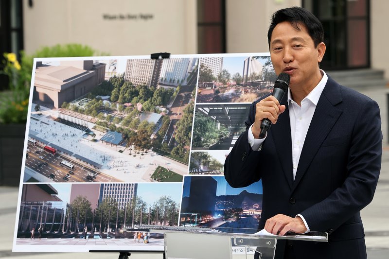 오세훈 서울시장이 8일 서울 종로구 광화문광장에서 유엔참전국 후손 교류캠프 참가자들을 초청해 감사의 정원 의미를 설명하고 있다. 2025.6.8/뉴스1 ⓒ News1 이동해 기자