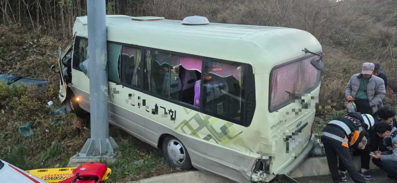 7일 강원 삼척 원덕읍 25인승 버스 단독사고 현장.(강원도소방본부 제공, 재판매 및 DB 금지) 2025.12.7/뉴스1