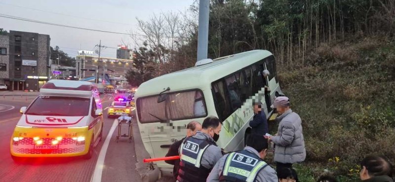 7일 강원 삼척 원덕읍 25인승 버스 단독사고 현장.(강원도소방본부 제공, 재판매 및 DB 금지) 2025.12.7/뉴스1