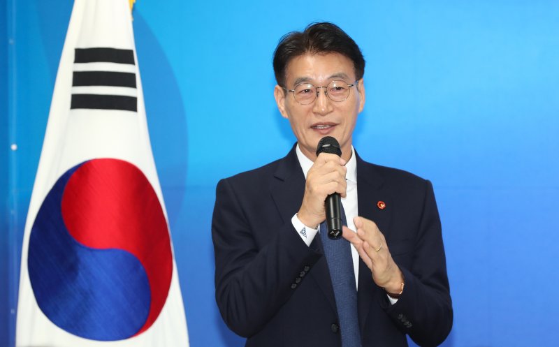 [제주=뉴시스] 우장호 기자 = 문대림 더불어민주당 의원이 25일 오전 제주시 이도2동에 위치한 민주당 도당사에서 열린 핵심 당원 간담회에서 인사말을 하고 있다. 2025.10.25. woo1223@newsis.com