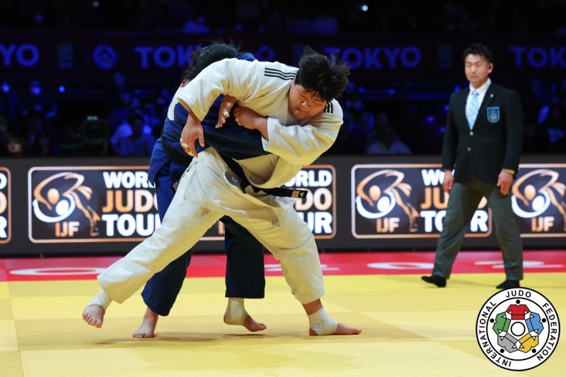 이현지(왼쪽에서 두 번째)가 7일 일본 도쿄 체육관에서 열린 IFJ 도쿄 그랜드슬램 여자 78㎏ 이상급 금메달을 목에 걸고 기념 촬영을 하고 있다. 맨 왼쪽은 은메달을 수확한 김하윤. (IJF 홈페이지 캡처)