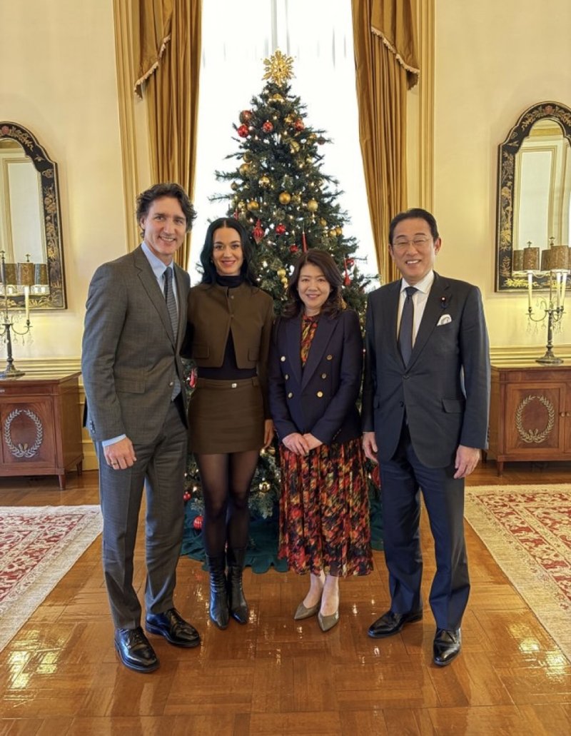 케이티 페리, 13세 연상 캐나다 前 총리와 얼굴 맞댄 커플사진…열애 공식화