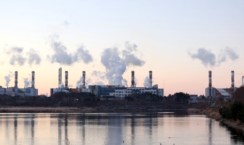 [인천=뉴시스] 전진환 기자 = 전국 대부분의 지역이 영하권의 날씨를 보인 5일 오전 인천 서구 서인천복합화력발전소 굴뚝에서 수증기가 뿜어져 나오고 있다. 2025.12.05. amin2@newsis.com