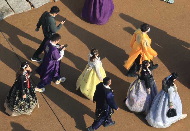 절기상 대설(大雪)인 7일 서울 종로구 경복궁에서 관광객들이 포근한 날씨를 맞아 나들이를 하고 있다. 2025.12.7/뉴스1 ⓒ News1 임세영 기자