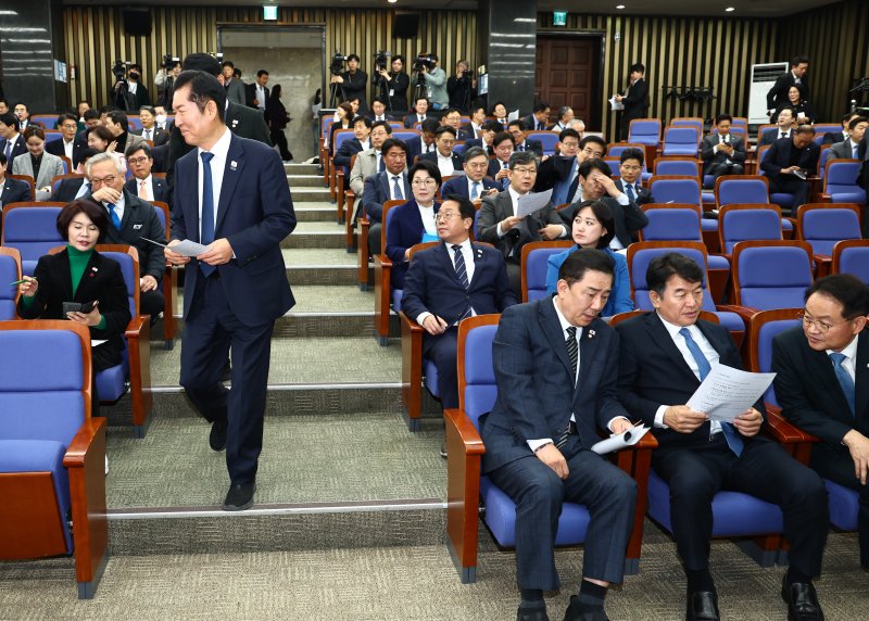 [서울=뉴시스] 김명년 기자 = 정청래 더불어민주당 대표가 27일 오후 서울 여의도 국회에서 열린 의원총회에서 입장하고 있다. 2025.11.27. kmn@newsis.com