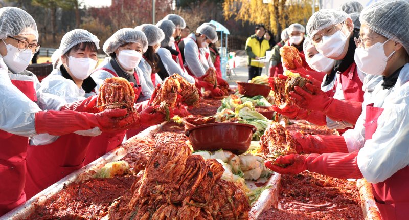 전북 혁신도시 이전 공공기관 합동 2025 사랑의 김장 나눔 행사가 열린 2일 전북 전주시 한국국토정보공사 본사 앞 광장에서 국민연금공단 직원들이 김장을 하고 있다. 2025.12.2/뉴스1 ⓒ News1 유경석 기자