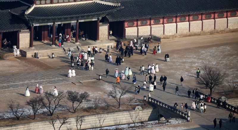 [서울=뉴시스] 추상철 기자 = 절기상 대설, 겨울답지 않은 포근한 날씨를 보인 7일 오후 서울 종로구 경복궁이 관광객으로 붐비고 있다. 2025.12.07. scchoo@newsis.com