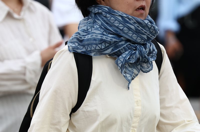 스카프를 한 시민이 발걸음을 옮기고 있다.(사진은 기사 내용과 무관함) / 뉴스1 ⓒ News1