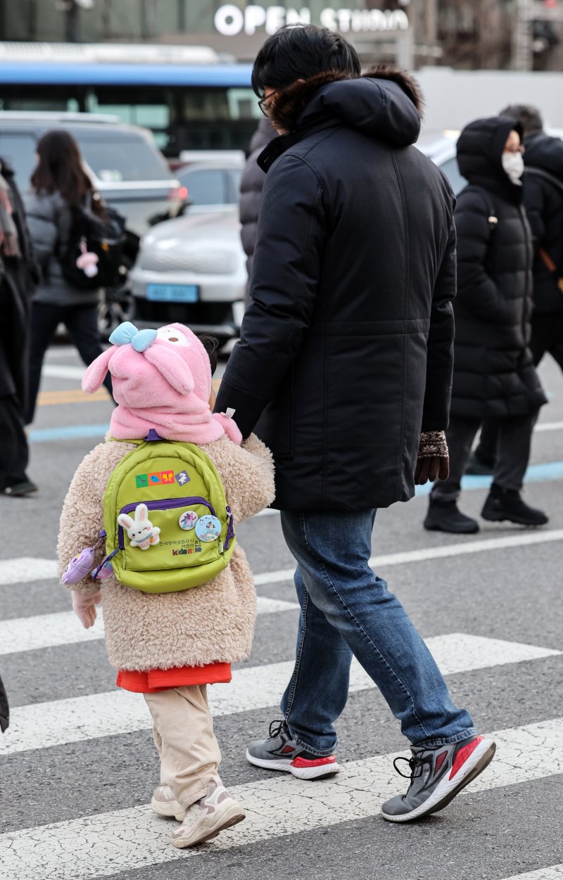 서울 종로구 광화문네거리에서 두터운 옷차림을 한 시민들이 발걸음을 옮기고 있다. 2025.12.3/뉴스1 ⓒ News1 이호윤 기자
