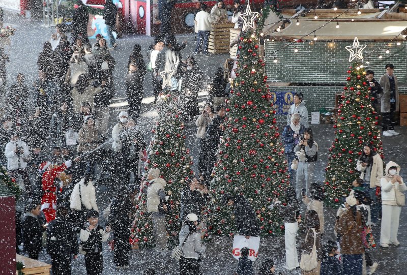 지난달 부산 해운대구 영화의전당에서 열린 '크리스마스 빌리지 부산 2025'. 크리스마스인 오는 25일까지 열린다. 2025.11.27/뉴스1 ⓒ News1 윤일지 기자
