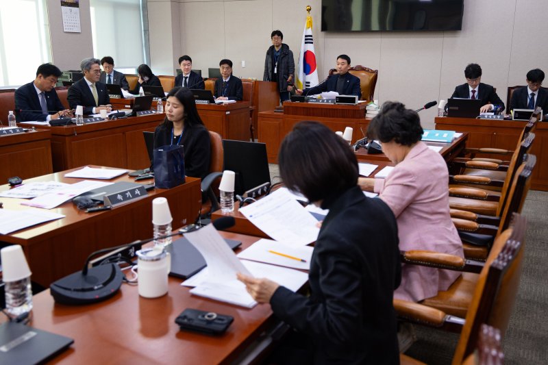 김용민 국회 법제사법위원회 법안심사제1소위원장이 5일 서울 여의도 국회에서 열린 제429회 국회(정기회) 법제사법위원회 제9차 법안심사제1소위원회에서 의사봉을 두드리고 있다. 2025.12.5/뉴스1 ⓒ News1 유승관 기자