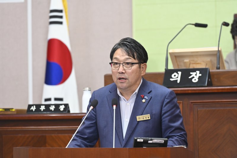 [거제=뉴시스] 신정철 기자 = 경남 거제시의회 제259회 정례회 제2차 본회의에서 안석봉 의원은 5분 자유발언을 통해 국제당구대회 유치를 제안하며 “국제당구대회 유치를 통해 조선해양관광도시 거제를 홍보하고 생활체육과 비수기 관광을 동시에 활성화해야 한다”고 밝혔다. 사진은 지난 4일 안석봉 의원의 5분 자유발언 모습.(사진=거제시의회 제공).2025.12.07. photo@newsis.com *재판매 및 DB 금지