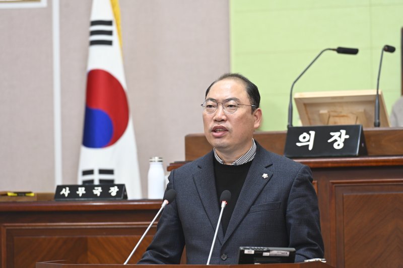 [거제=뉴시스] 신정철 기자 = 경남 거제시의회 제259회 정례회 제2차 본회의에서 이태열 의원은 5분 자유발언을 통해 "중·장년층을 위한 단시간·틈새형 일자리 정책 마련"을 촉구했디. 사진은 지난 4일 이태열 의원의 5분 자유발언 모습.(사진=거제시의회 제공).2025.12.07. photo@newsis.com *재판매 및 DB 금지