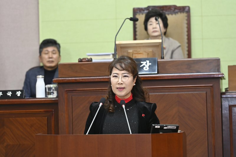 [거제=뉴시스] 신정철 기자 = 경남 거제시의회 제259회 정례회 제2차 본회의에서 정명희 의원은 5분 자유발언을 통해 "아주천-옥포동 구간 보행·자전거 겸용도로의 안전 확보와 보행환경 인프라 확충"을 촉구했다. 사진은 지난 4일 정명희 의원의 5분 자유발언 모습.(사진=거제시의회 제공).2025.12.07. photo@newsis.com *재판매 및 DB 금지