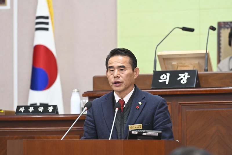 [거제=뉴시스] 신정철 기자 = 경남 거제시의회 제259회 정례회 제2차 본회의에서 조대용 의원은 5분 자유발언을 통해 "거제 지역 유일의 고등교육기관인 거제대학교의 경쟁력 강화를 위해 대학 스포츠센터 건립과 축구부 창단"을 제안했다. 사진은 지난 4일 조대용 의원의 5분 자유발언 모습.(사진=거제시의회 제공).2025.12.07. photo@newsis.com *재판매 및 DB 금지