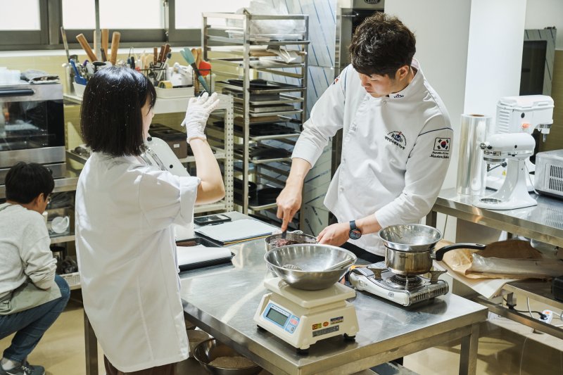 [서울=뉴시스]프렙 아카데미 9기 조리실습.