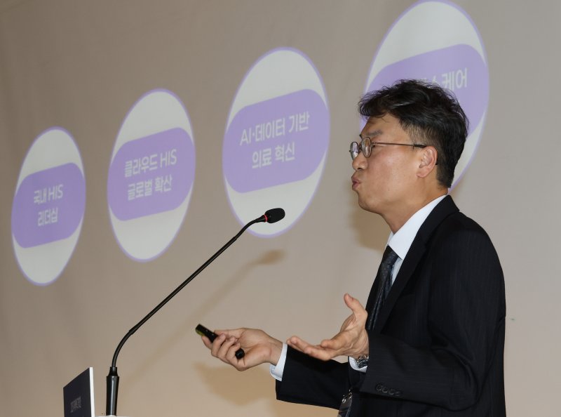 24일 오후 서울 중구 더 플라자 호텔에서 열린 2025 이지케어텍 추계 기술세미나에서 이기혁 사업총괄이 '헬스케어 생태계의 중심에서…병원정보시스템의 도전과 기회, 그리고 미래 방향'을 주제로 키노트 발표를 하고 있다. 2025.10.24/뉴스1 ⓒ News1 오대일 기자