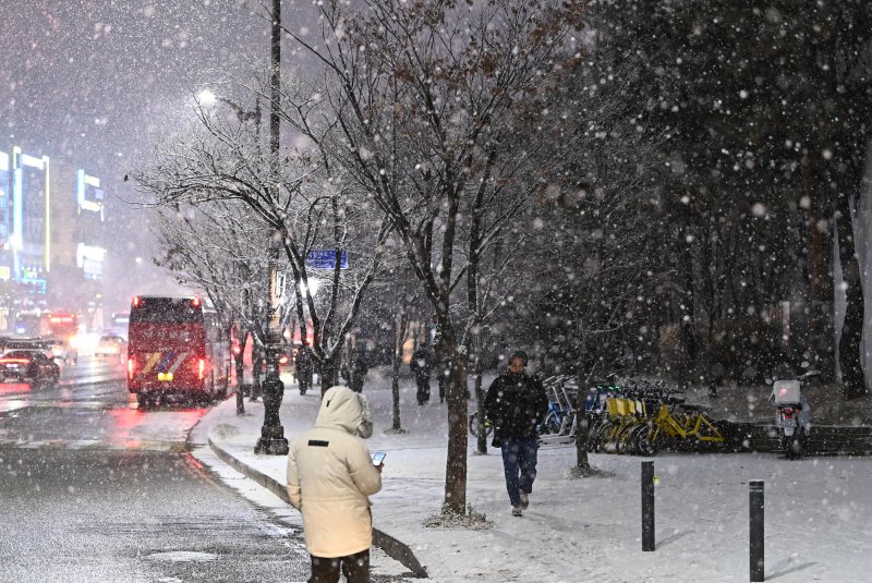 [수원=뉴시스] 김종택 기자 = 수도권 지역에 올해 첫 대설주의보가 발효된 4일 경기 수원시 영통구 망포동 거리에 눈이 내리고 있다. 2025.12.04. jtk@newsis.com