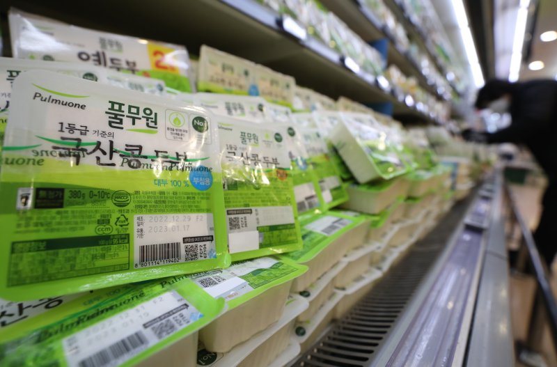 [서울=뉴시스] 김진아 기자 = 사진은 2023년 1월 1일 서울 시내 한 대형마트에서 판매되는 두부. 2023.01.01. bluesoda@newsis.com