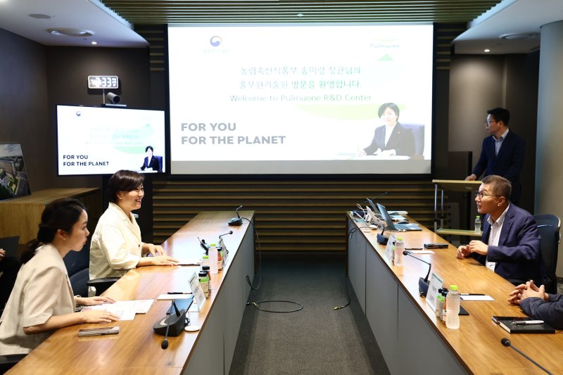 [세종=뉴시스] 송미령 농림축산식품부 장관이 지난 8월 14일 충북 청주시에 위치한 풀무원 기술원을 방문해 콩 가공식품 기술개발 현황을 점검하고 국산콩 소비 확대 방안에 대해 발언하고 있는 모습. (사진=농식품부 제공) 2025.08.14. photo@newsis.com