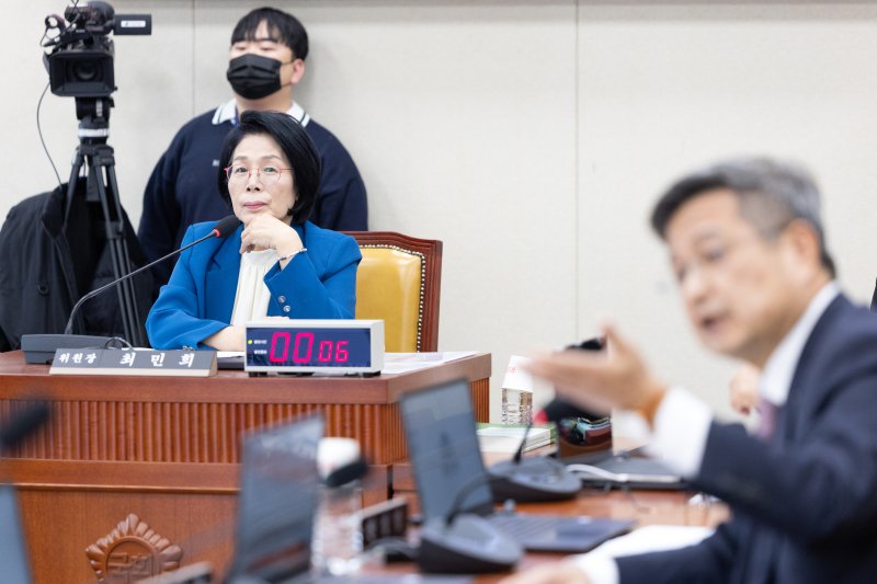 17일 서울 여의도 국회에서 열린 제429회국회(정기회) 과학기술정보방송통신위원회 제16차 전체회의에서 최민희 위원장이 김장겸 국민의힘 의원 질의를 듣고 있다. 2025.11.17/뉴스1 ⓒ News1 이승배 기자