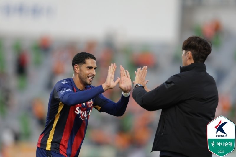 수원FC 싸박과 김은중 감독. (한국프로축구연맹 제공)