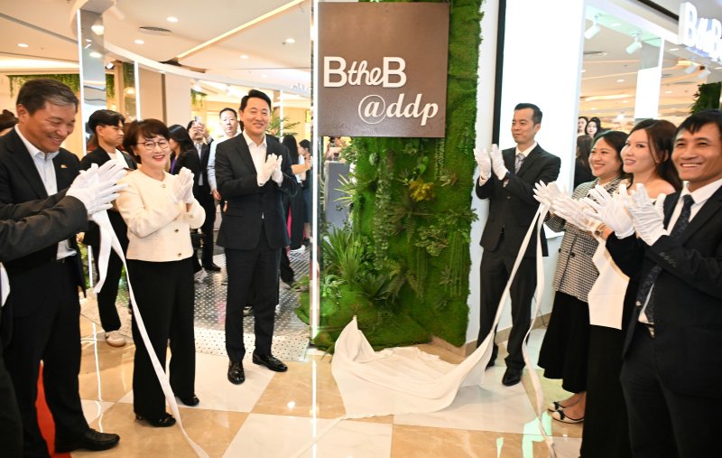 오세훈 서울시장이 5일(현지시간) 오후 하노이 빈컴 메가몰 로얄시티에서 열린 ‘서울 뷰티 홍보‧체험관-비더비@DDP' 개관식에서 현판을 제막하고 있다. (서울시 제공) 뉴스1 ⓒ News1