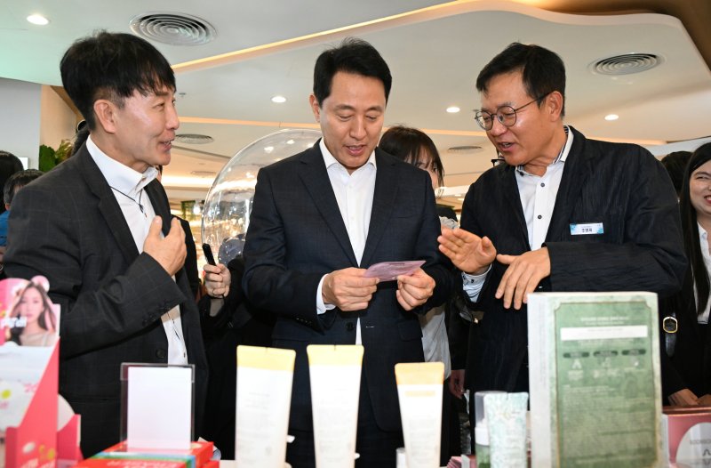 오세훈 서울시장이 5일(현지시간) 오후 하노이 빈컴 메가몰 로얄시티에서 열린 '서울 뷰티 홍보‧체험관'에 전시된 K-뷰티 제품 설명을 듣고 있다. (서울시 제공) 뉴스1 ⓒ News1