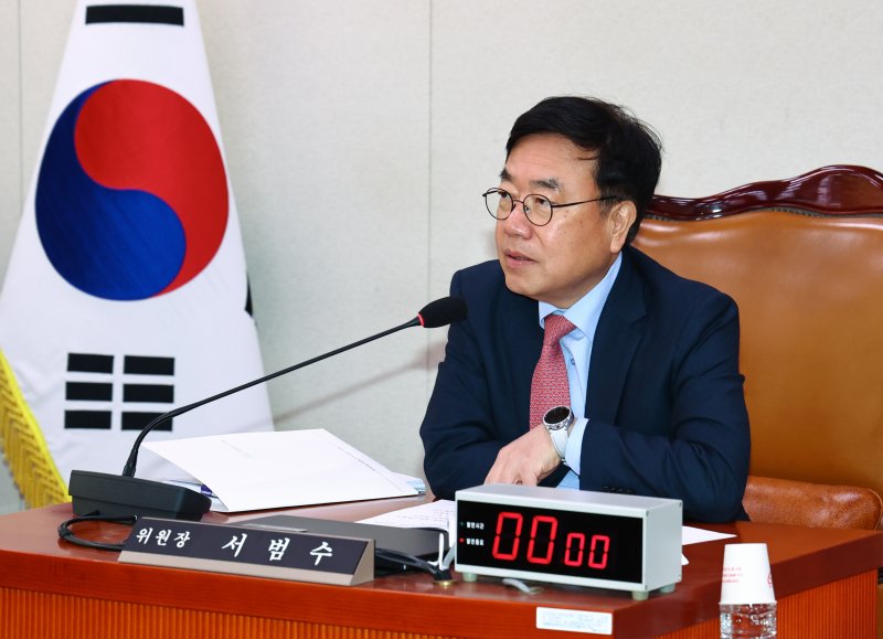 [서울=뉴시스] 김명년 기자 = 4일 오전 서울 여의도 국회에서 행정안전위원회 법안심사제2소위원회에서 열린 범죄예방 기반 조성·치안산업 진흥에 대한 입법공청회에서 서범수 소위원장이 발언하고 있다. 2025.12.04. kmn@newsis.com