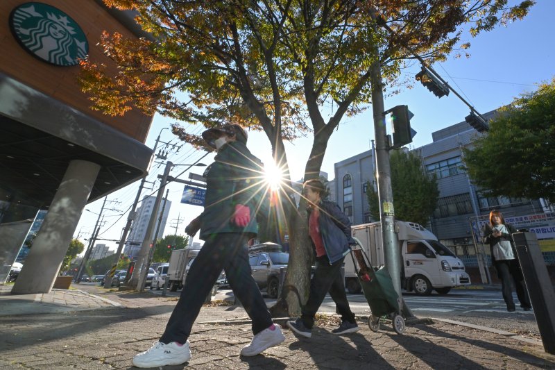 [광주=뉴시스] 이영주 기자 = 광주·전남에서 영하권 최저기온이 기록된 29일 오전 광주 북구 운암동 거리에서 시민들이 마스크와 장갑으로 중무장한 채 발걸음을 옮기고 있다. 이날 광주·전남지역 아침 최저기온은 화순 백아 영하 1.8도, 순천 황전·장흥 유치 영하 1도, 보성 영하 0.9도, 강진 성전 영하 0.3도, 곡성 영하 0.2도 등으로 나타났다. 2025.10.29. leeyj2578@newsis.com