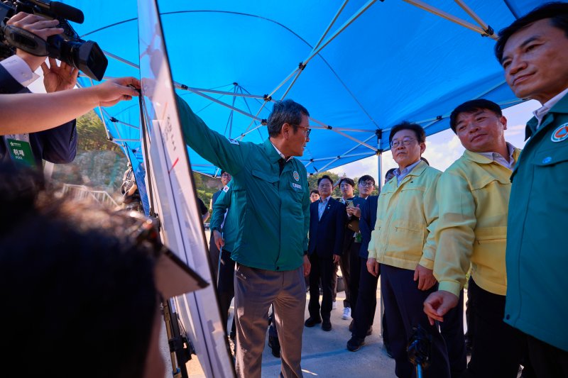 지난 여름 강원 강릉 가뭄사태 당시 오봉저수지를 찾았던 이재명 대통령과 상황을 보고하는 김홍규 강릉시장.(사진 왼쪽).(이재명 대통령 SNS. 재판매 및 DB 금지)