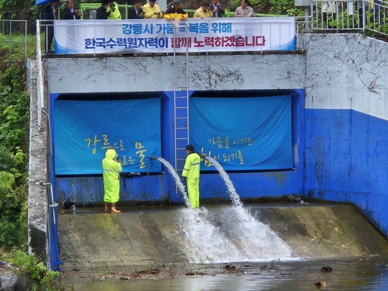 지난 여름 강원 강릉 가뭄 사태 당시 도암댐 저류수 비상방류 현장.(뉴스1 DB) ⓒ News1 윤왕근 기자