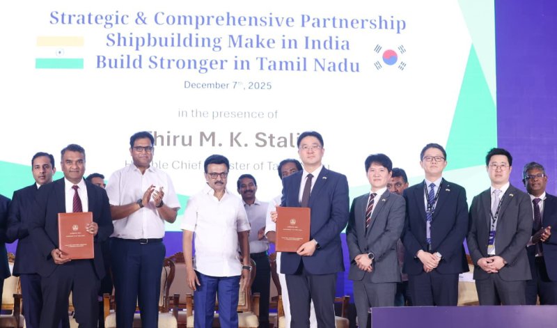 [서울=뉴시스] 7일(현지시간) 인도 마두라이에서 열린 '타밀나두 투자 콘클레이브 2025'에서 HD한국조선해양 최한내 상무(앞줄 왼쪽 넷째)와 M.K. 스탈린 타밀나두주 총리(왼쪽 셋째)가 투티코린 조선소 건설을 위한 양해각서(MOU)를 체결한 뒤 기념 촬영하고 있다. (사진=타밀나두주 총리 SNS 갈무리) 2025.12.08 photo@newsis.com *재판매 및 DB 금지