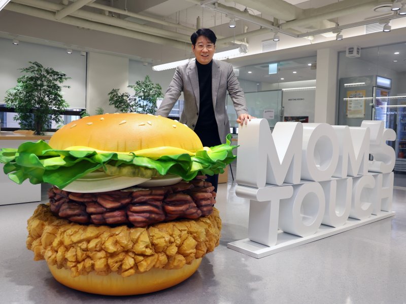 김연일 맘스터치 가맹사업부문장(이사)이 1일 서울 중구 맘스터치 충무로 본사에서 뉴스1과 인터뷰 전 포즈를 취하고 있다. ⓒ News1 황기선 기자