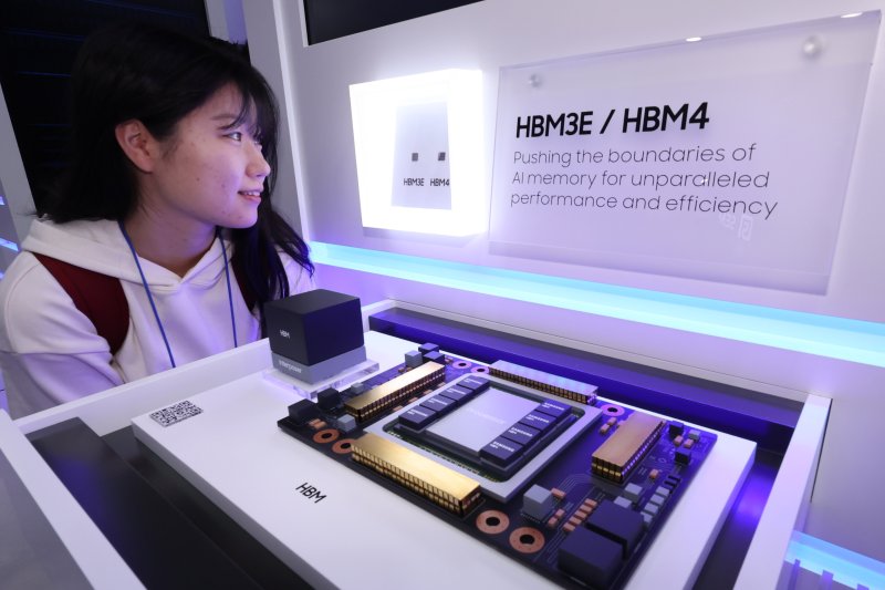 22일 서울 강남구 코엑스에서 열린 제27회 반도체 대전(SEDEX 2025)을 찾은 관람객이 삼성전자 부스에서 HBM4를 둘러보고 있다. 한국반도체산업협회가 오는 24일까지 개최하는 이 행사는 국내 최대 반도체 전문전시회로 메모리 반도체, 시스템 반도체, 장비·부분품, 재료, 설비, 센서 분야 등 반도체 산업 생태계 전 분야가 참가했다. 2025.10.22/뉴스1 ⓒ News1 박지혜 기자