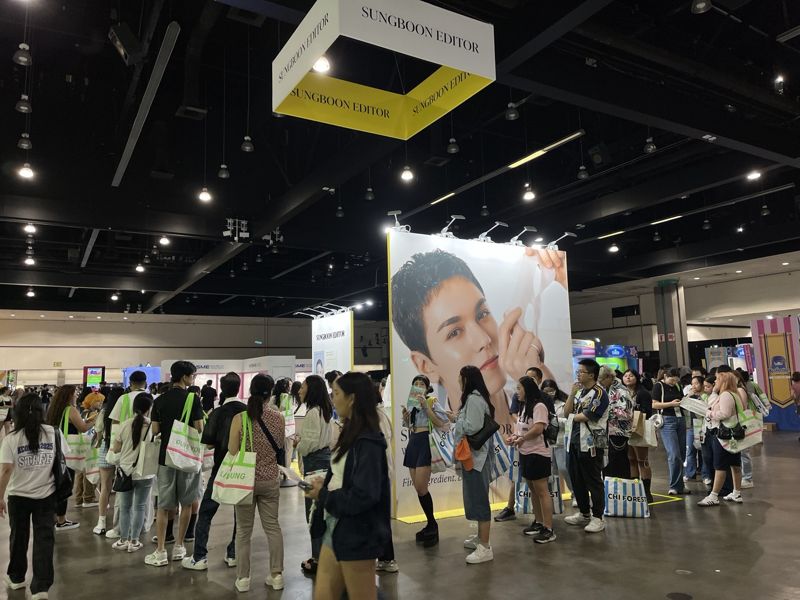 성분에디터가 지난 7월 미국 로스앤젤레스 'KCON LA' 행사 중 운영한 팝업스토어에 입장하기 위해 사람들이 길게 줄을 서서 기다리고 있다. 올리브인터내셔널 제공