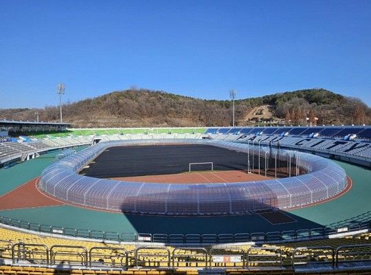 지난해 경기북부 최초로 조성된 파주스타디움 ‘동계 맞춤형 러닝구장’ 전경. 파주시 제공