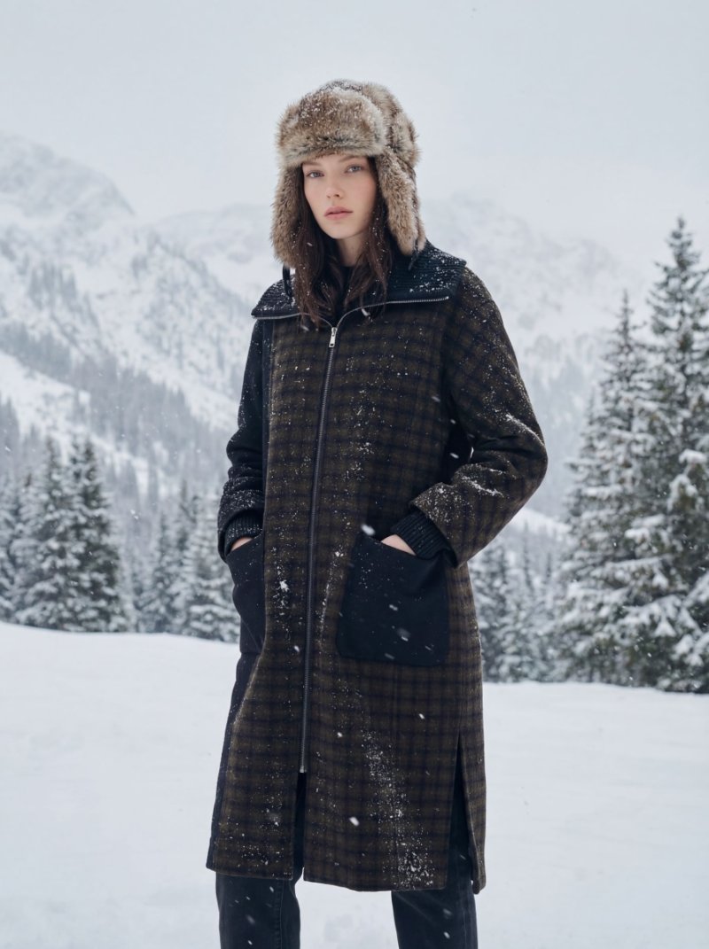 올리비아로렌이 패션과 기술의 시너지 효과를 극대화한 인공지능(AI) 기술 활용 고감도 겨울 아우터 화보를 공개했다.(올리비아로렌제공)