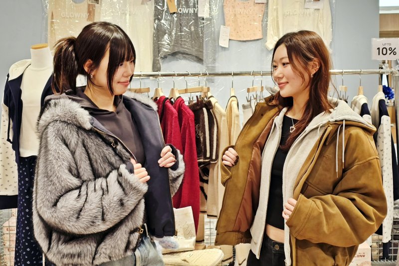 신세계백화점 센텀시티를 찾은 고객들이 글로니의 상품을 착용해 보고 있다.(신세계 센텀시티 제공. 재판매 및 DB 금지)