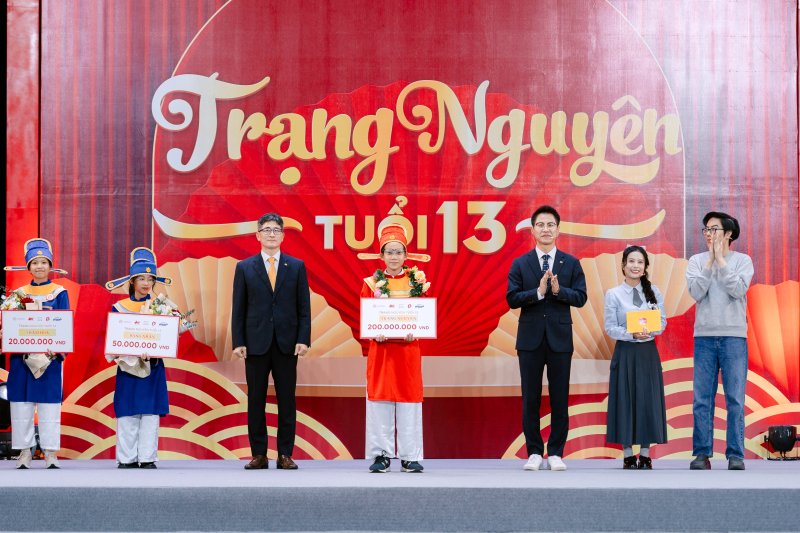 ‘베트남 장학퀴즈쇼’ 1등 수상자 딘 바오 칸 군(가운데)과 신상호 대상득비엣 대표(왼쪽), 전창근 대상베트남 대표(오른쪽)가 기념사진을 촬영하고 있다.(대상 제공)