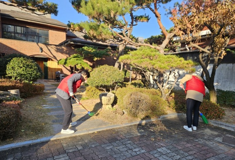 '러브하우스 프로젝트'를 위해 대구 수성구의 '가톨릭푸름터'를 찾은 대구신세계백화점 직원들이 시설 주변을 청소하고 있다.(대구신세계 제공, 재판매 및 DB 금지)