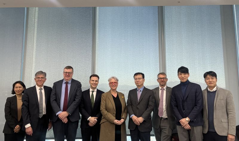 지난 5일 원병철 한국해외인프라도시개발지원공사(KIND) 사업개발본부장(왼쪽 여섯번째)과 페니 샤프 NSW주 에너지·환경 장관(왼쪽 다섯번째) 등이 협력확대를 위한 면담 후 기념촬영을 하고 있다. KIND 제공