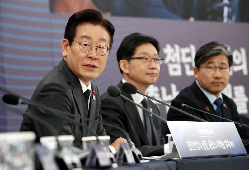 이재명 대통령이 지난 5일 오후 충남 천안 한국기술교육대학교에서 열린 ‘충남의 마음을 담다’ 타운홀미팅 간담회에서 발언을 하고 있다. 2025.12.5/뉴스1 ⓒ News1 대전충남사진공동취재단