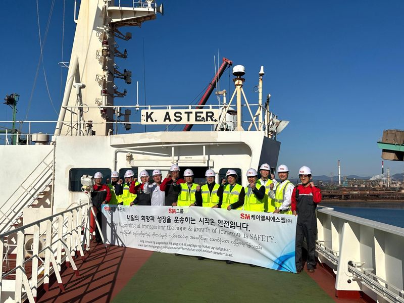 대한해운 이동수 대표이사(오른쪽 여섯번째), KLCSM 권오길 대표이사(오른쪽 일곱번째)가 지난 5일 전남 광양시 포스코 광양제철소 원료부두에 정박한 벌크선 케이 아스터(K.ASTER)호에서 선박 안전 합동점검을 마치고 포즈를 취하고 있다. SM그룹 제공