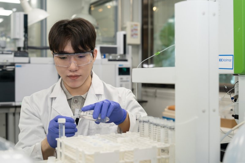 한국콜마 연구원이 제형 분석 장비를 사용하고 있다. 한국콜마 제공